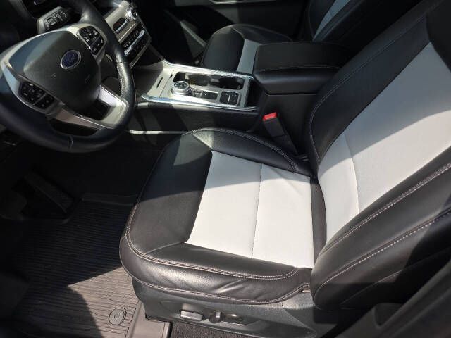 Photo 11 of this FORD EXPLORER