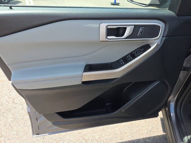 Photo 12 of this FORD EXPLORER