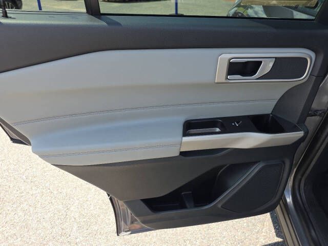 Photo 22 of this FORD EXPLORER