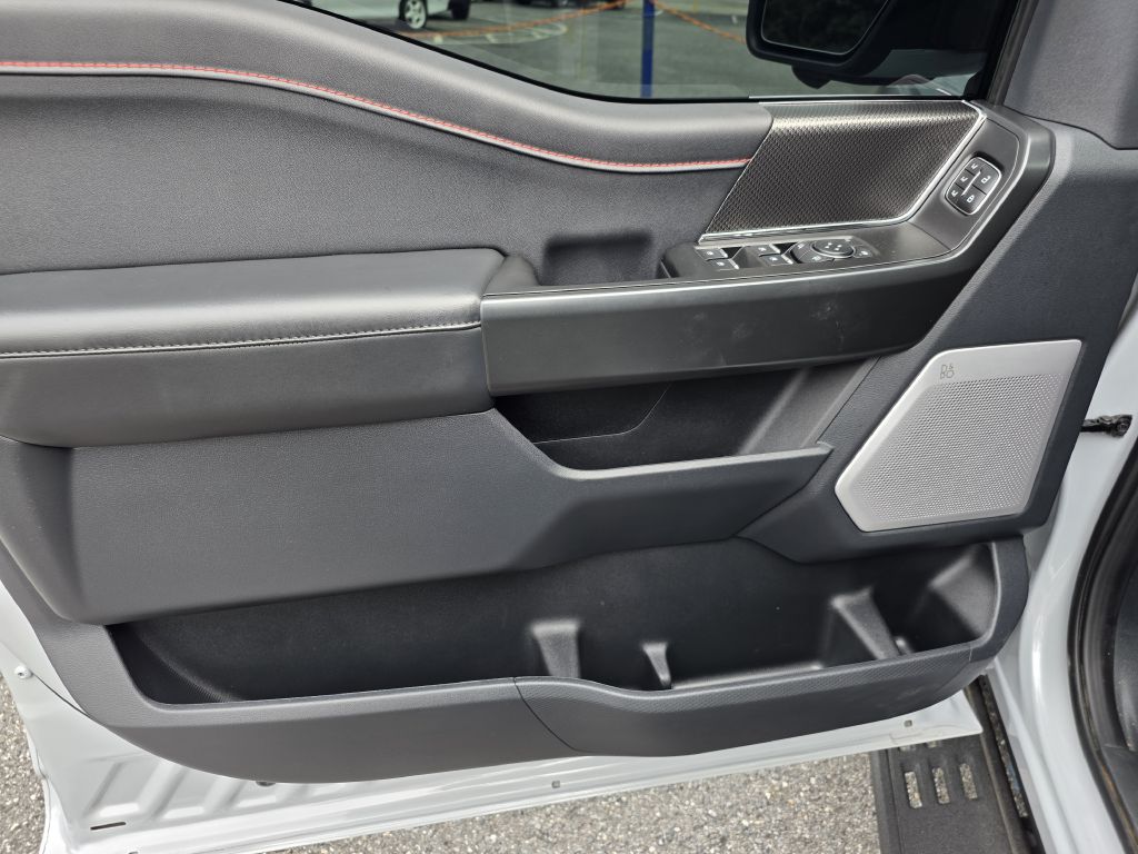Photo 12 of this FORD F-150 RAPTOR