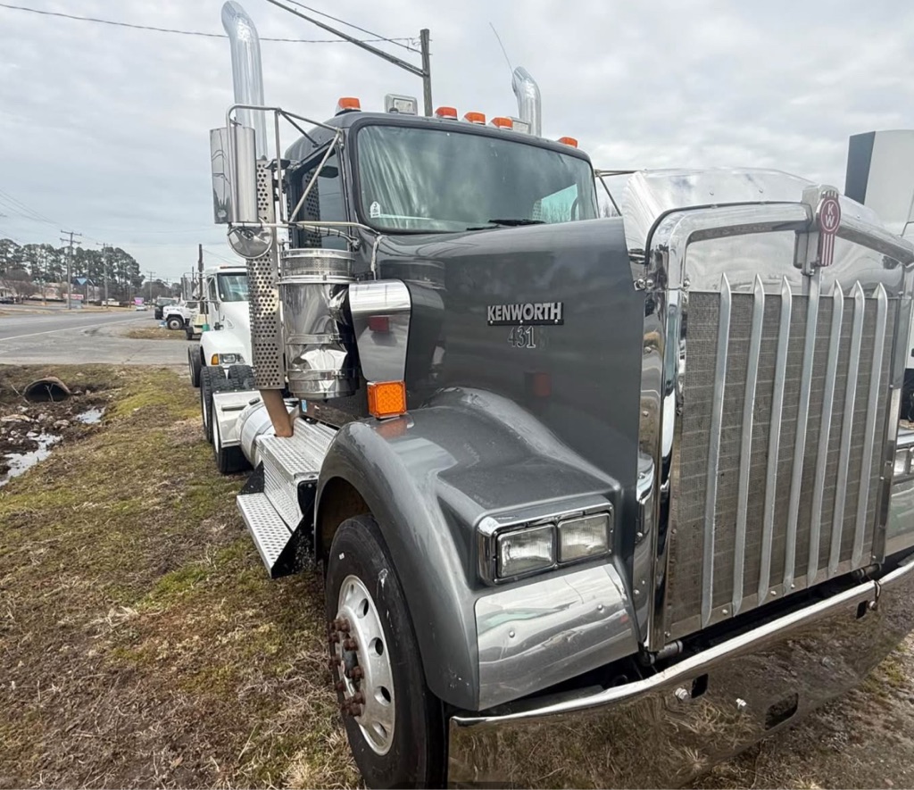 Photo 2 of this KENWORTH W900