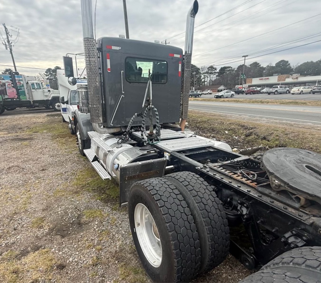 Photo 3 of this KENWORTH W900