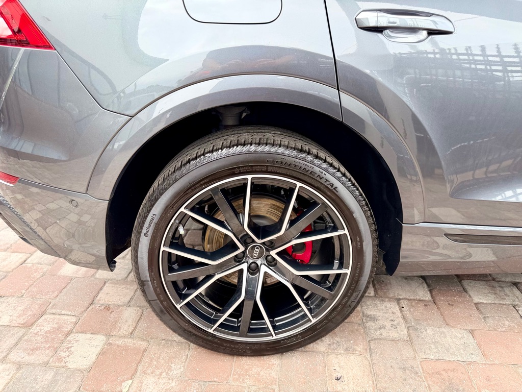Photo 20 of this AUDI Q8