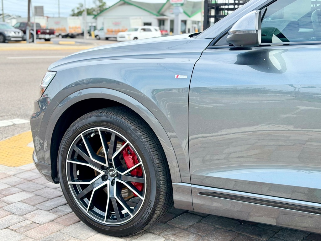 Photo 11 of this AUDI Q8