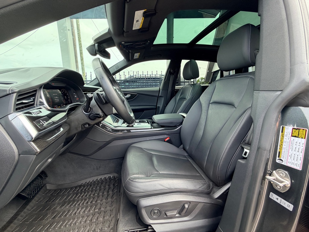 Photo 13 of this AUDI Q8