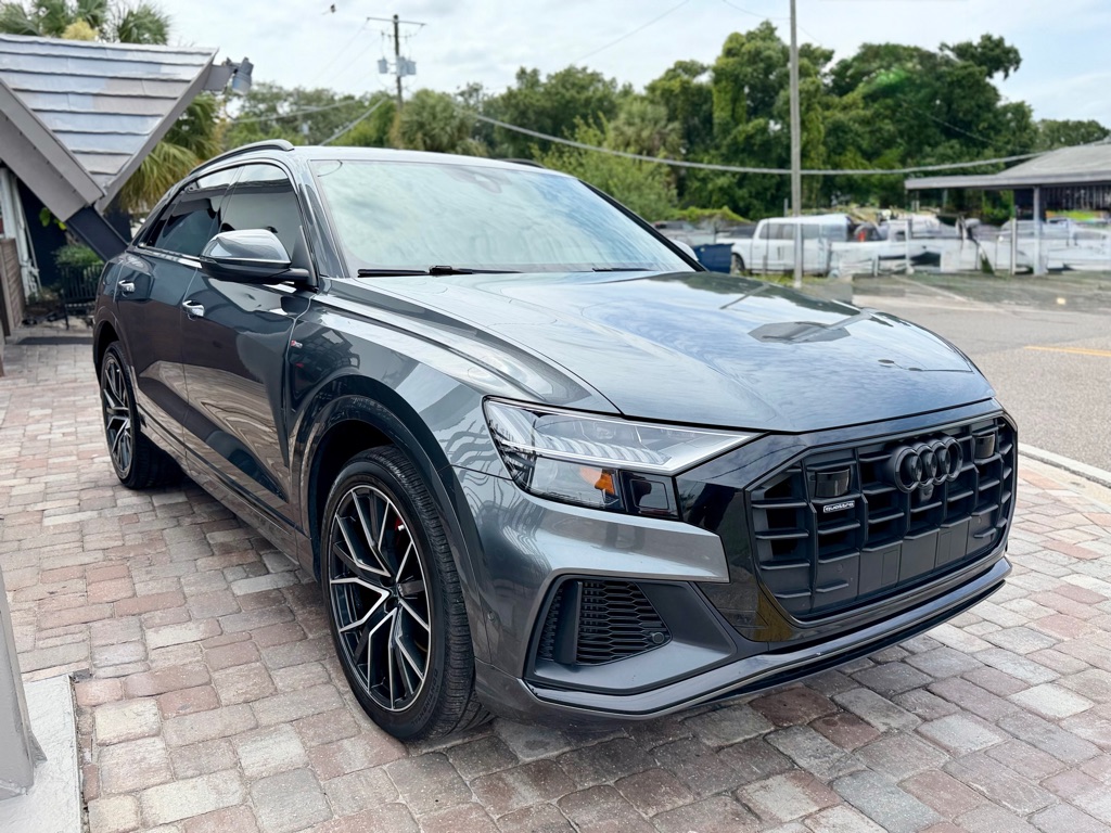 Photo 3 of this AUDI Q8