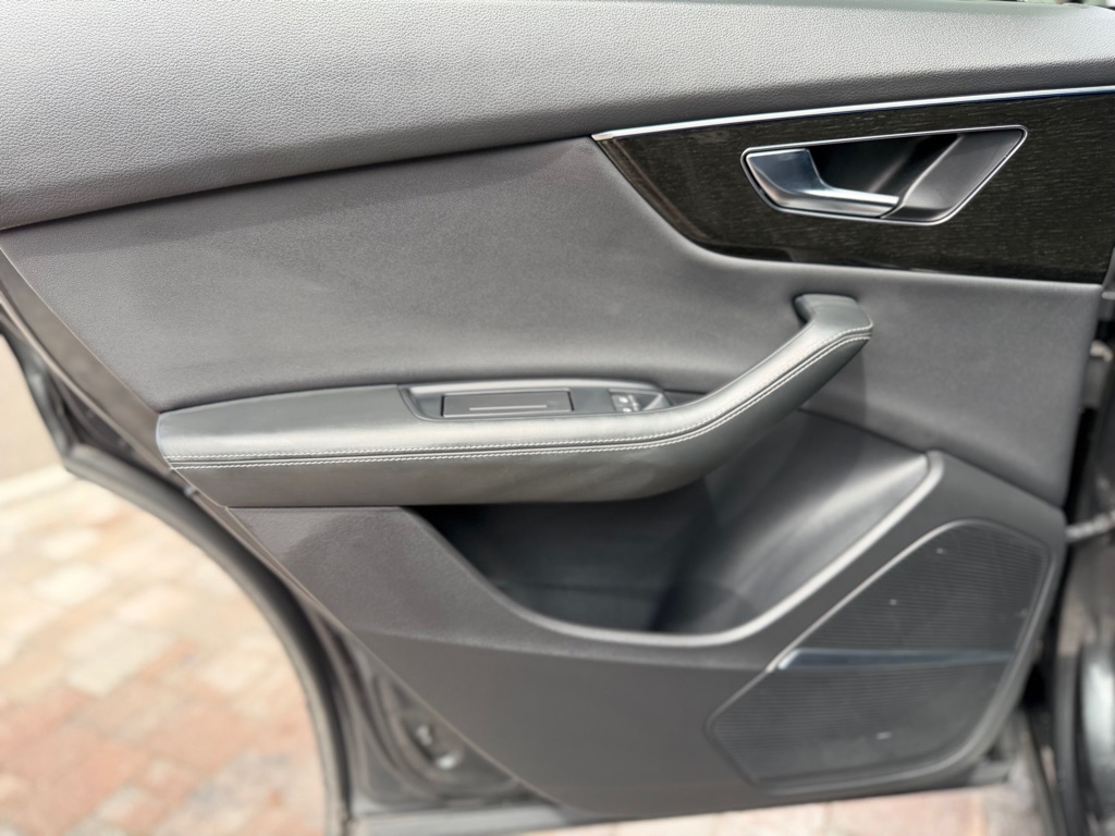 Photo 25 of this AUDI Q8