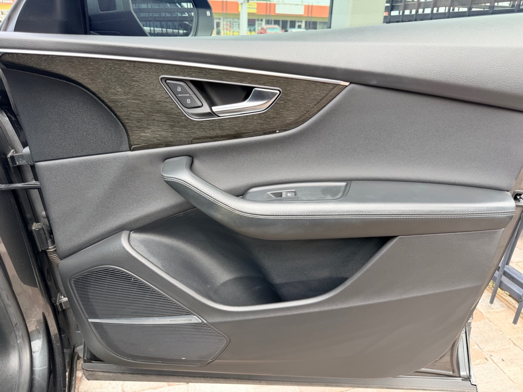 Photo 34 of this AUDI Q8