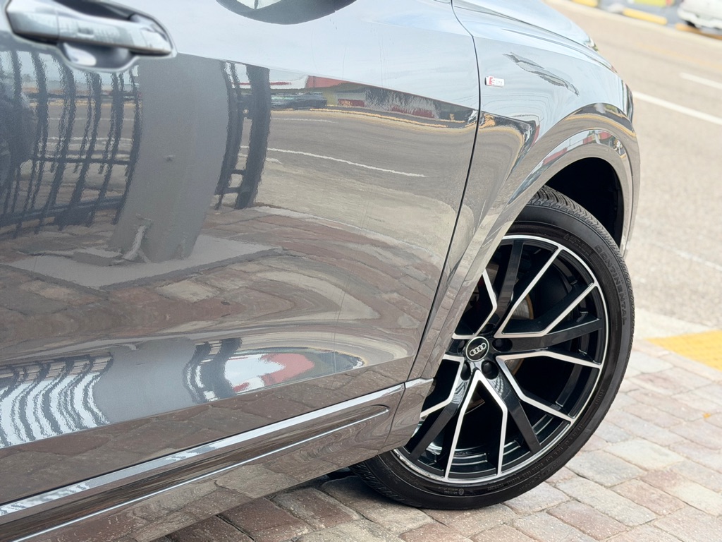 Photo 21 of this AUDI Q8