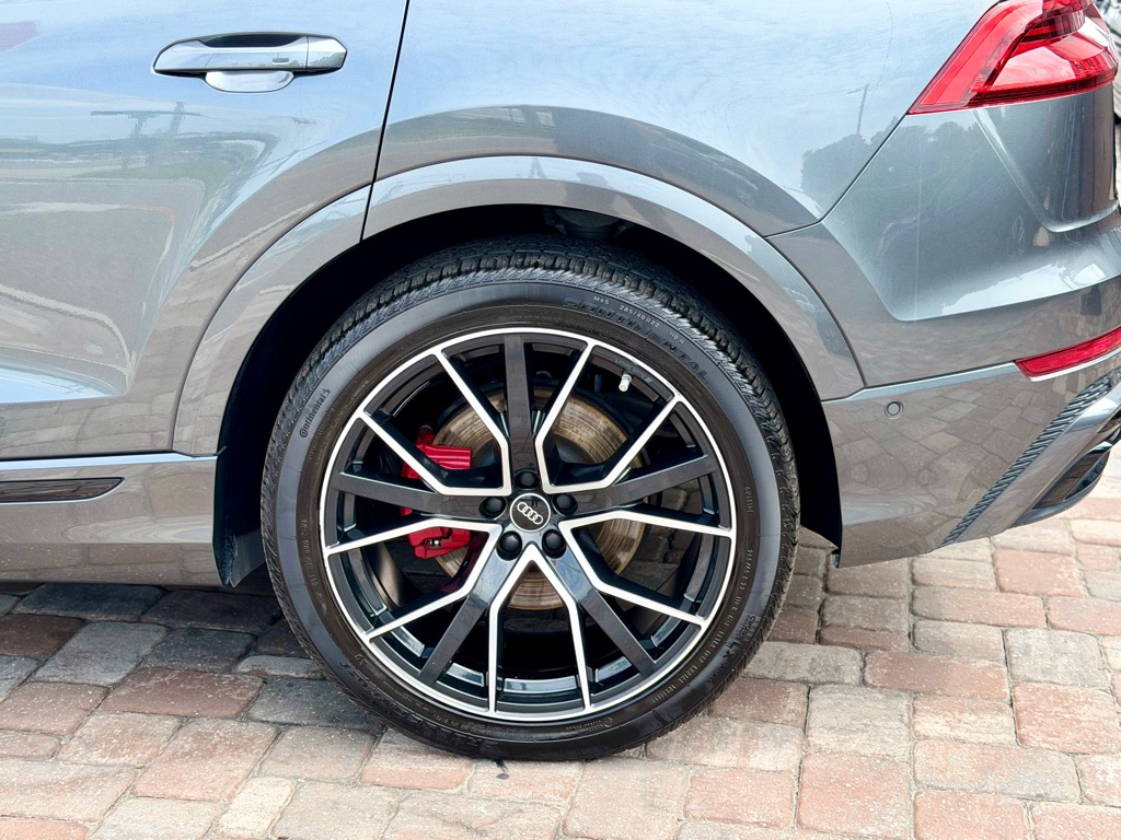 Photo 10 of this AUDI Q8