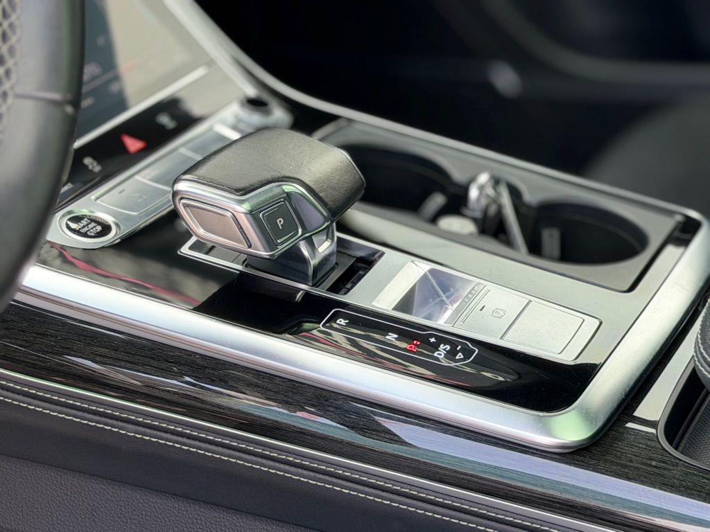 Photo 23 of this AUDI Q8