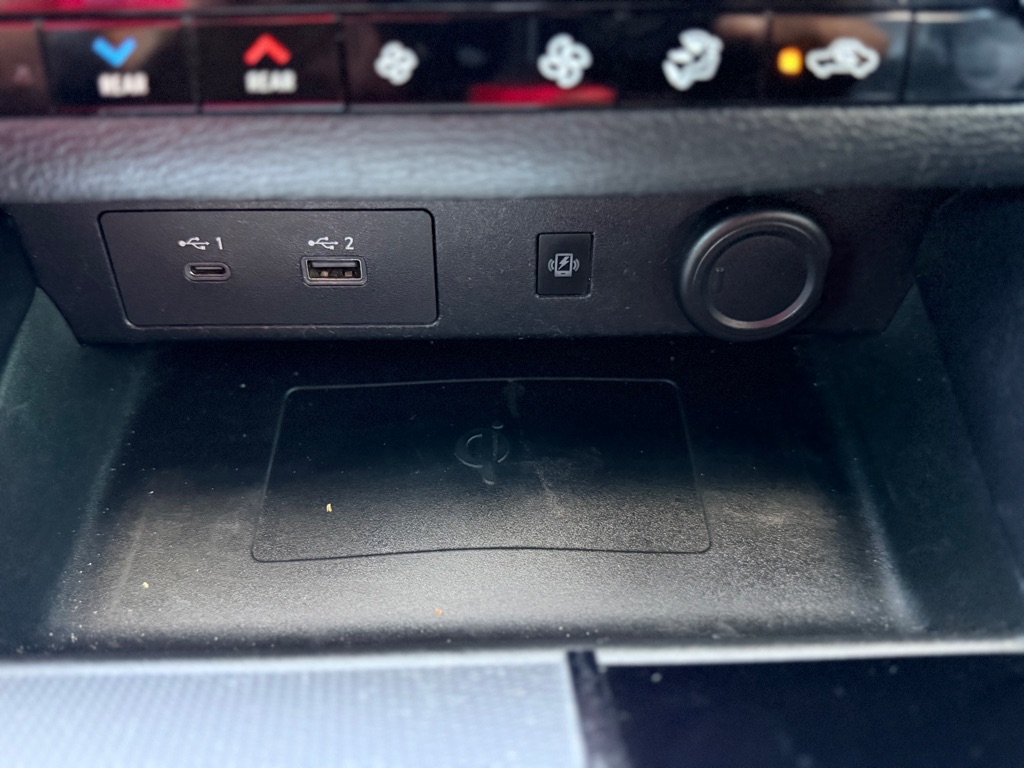 Photo 31 of this MITSUBISHI OUTLANDER
