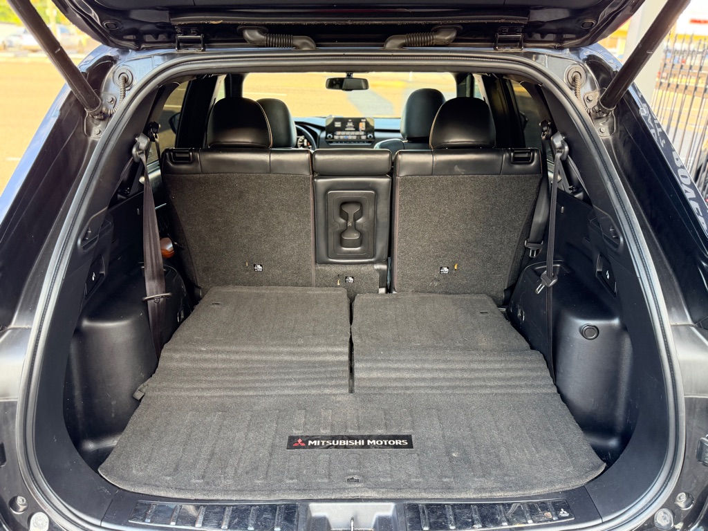 Photo 23 of this MITSUBISHI OUTLANDER