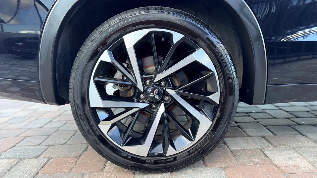 Photo 13 of this MITSUBISHI OUTLANDER
