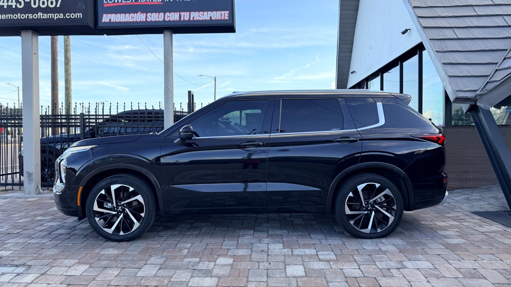 Photo 9 of this MITSUBISHI OUTLANDER