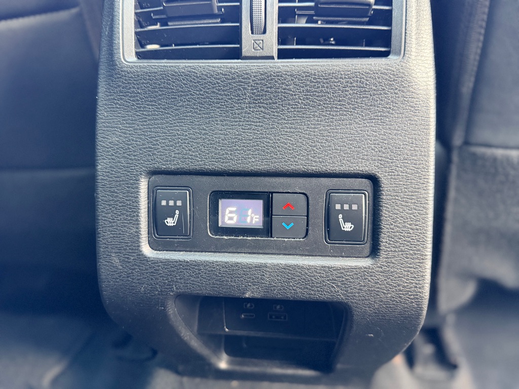 Photo 25 of this MITSUBISHI OUTLANDER