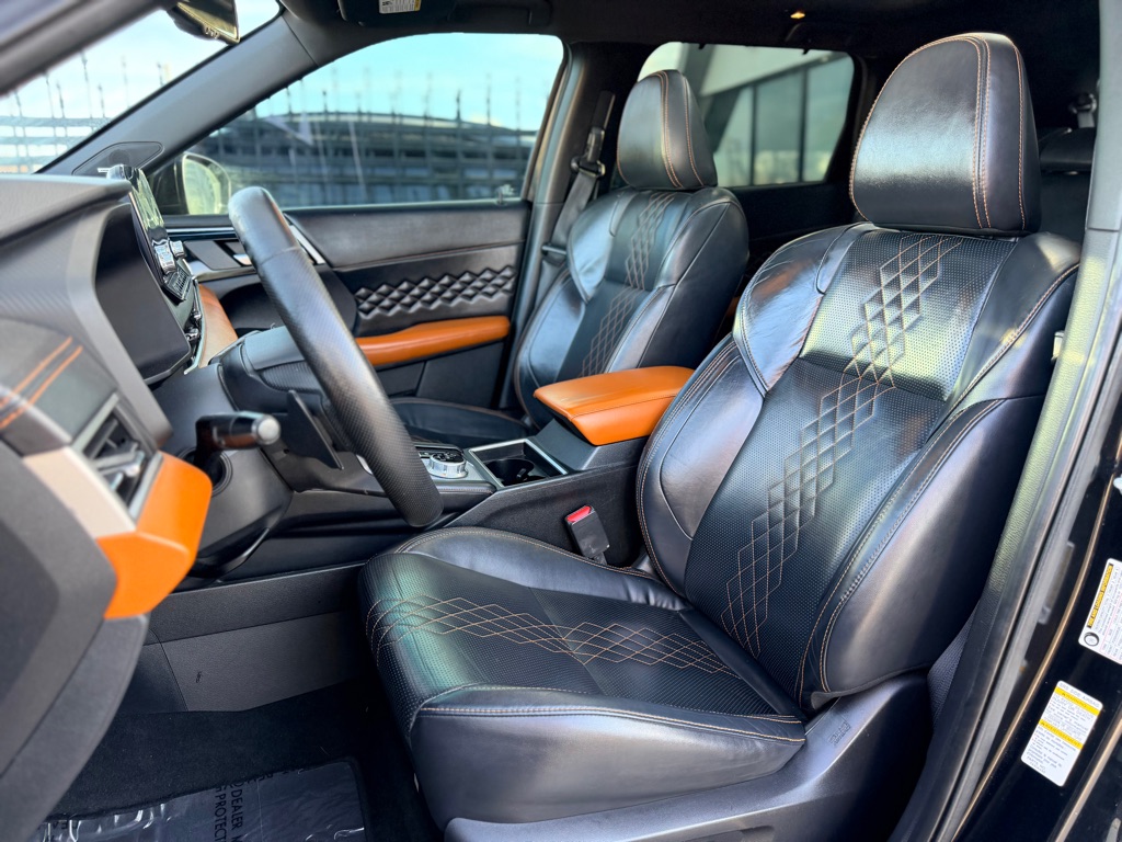 Photo 15 of this MITSUBISHI OUTLANDER