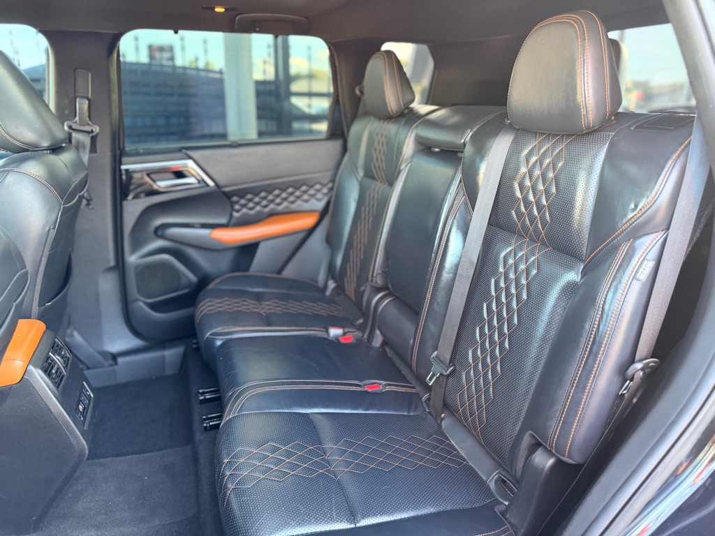 Photo 21 of this MITSUBISHI OUTLANDER