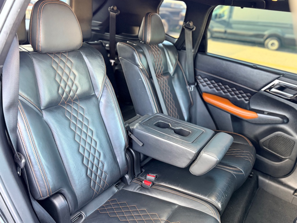 Photo 26 of this MITSUBISHI OUTLANDER