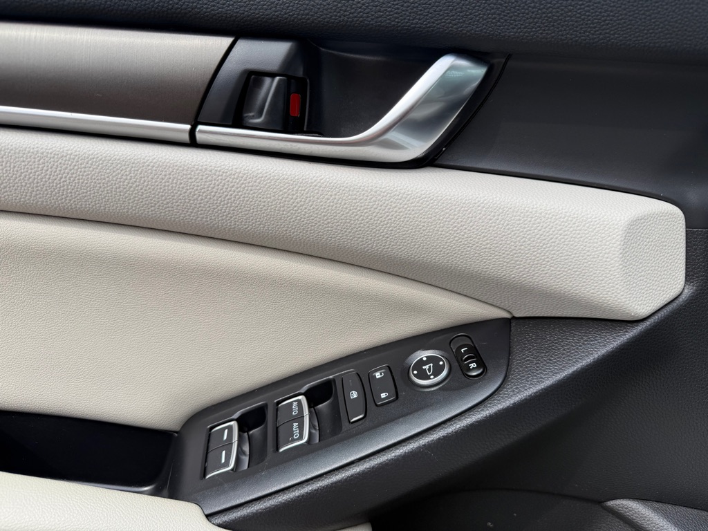 Photo 37 of this HONDA ACCORD