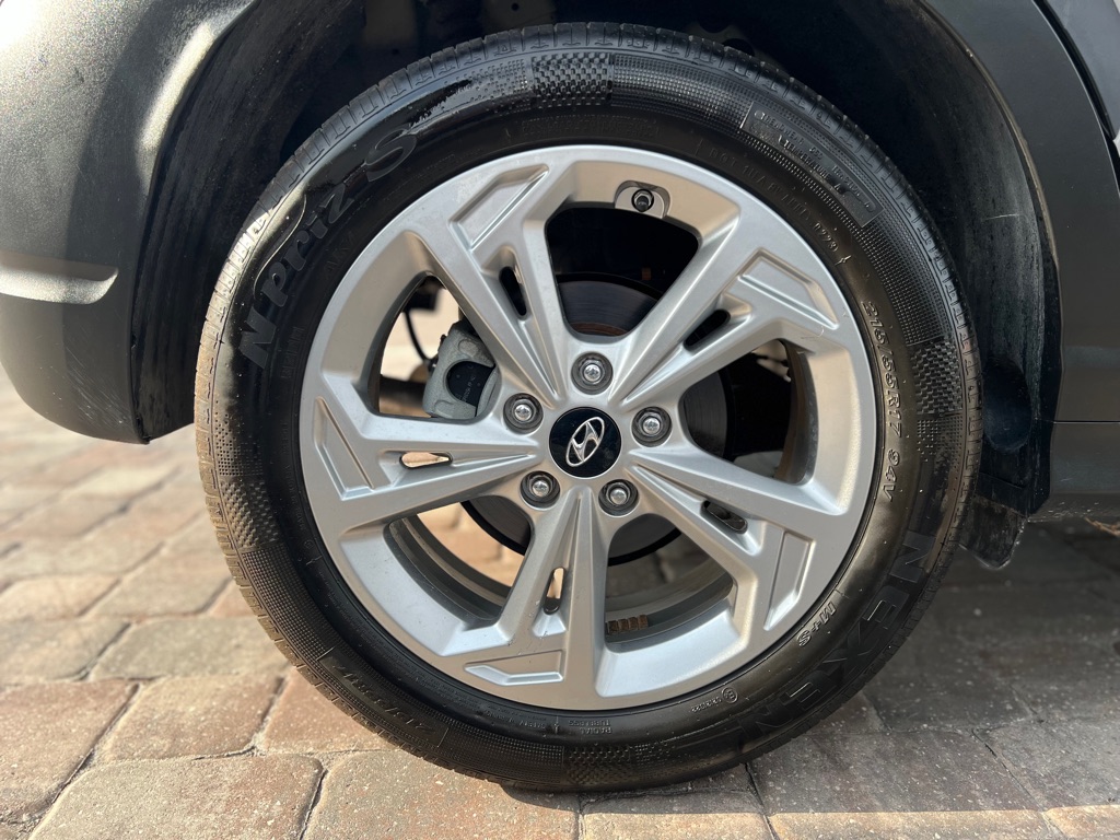 Photo 9 of this HYUNDAI KONA