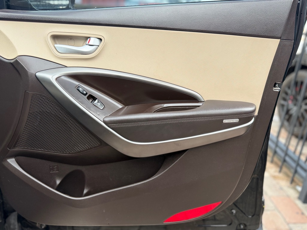 Photo 28 of this HYUNDAI SANTA FE SPORT