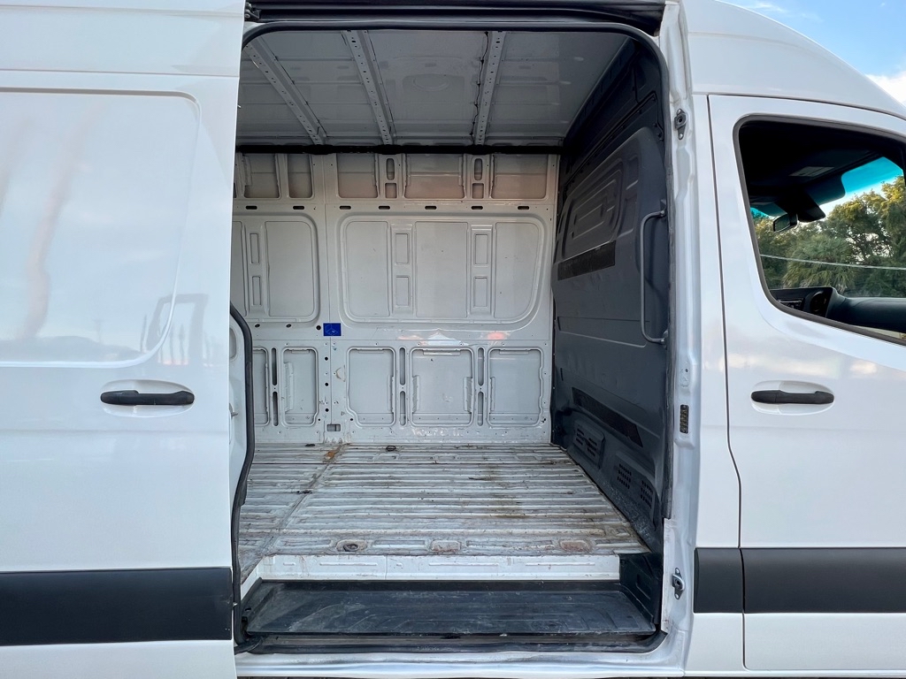 Photo 40 of this FREIGHTLINER SPRINTER