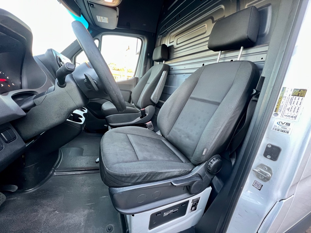 Photo 12 of this FREIGHTLINER SPRINTER