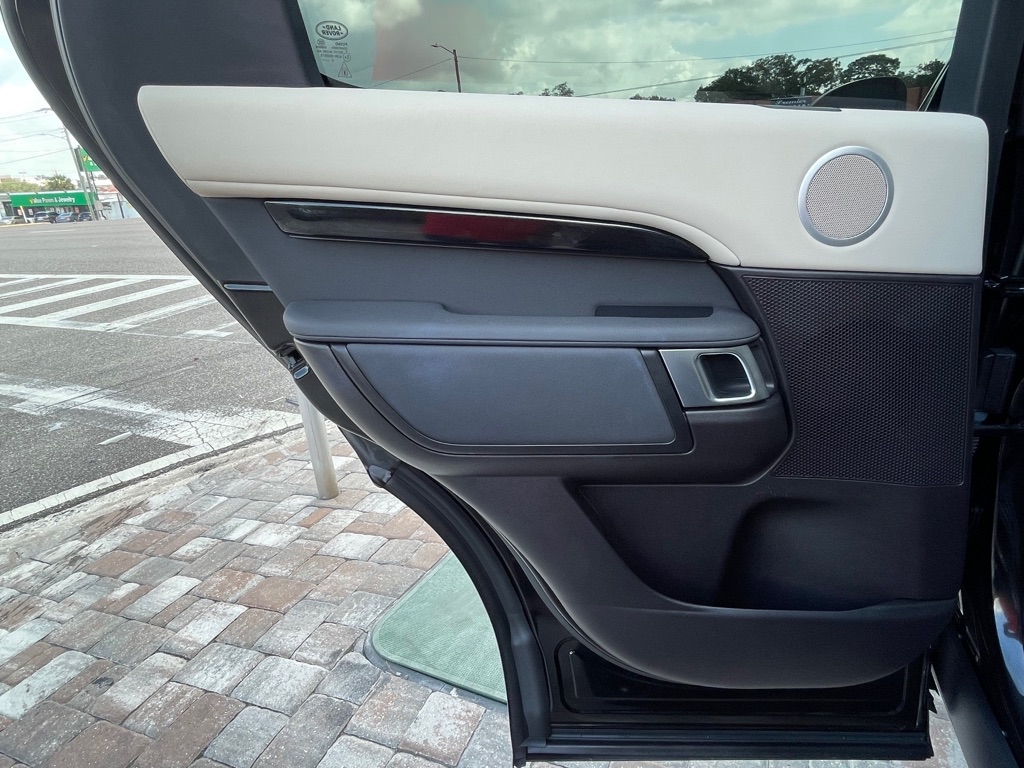 Photo 35 of this LAND ROVER DISCOVERY