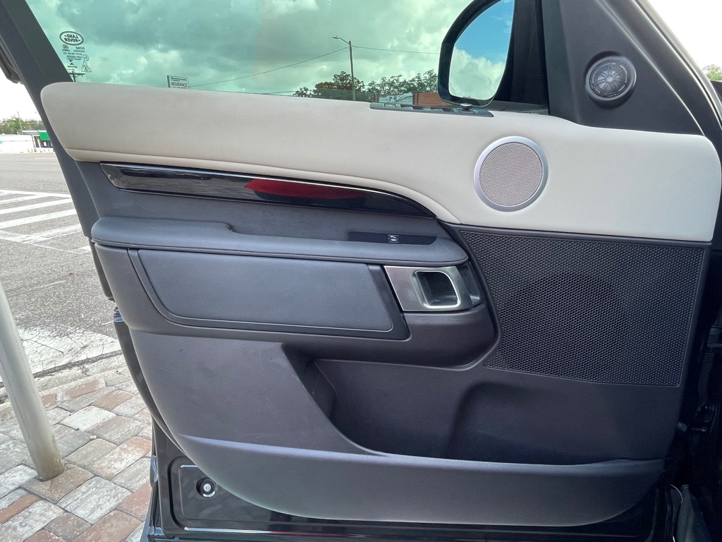 Photo 28 of this LAND ROVER DISCOVERY