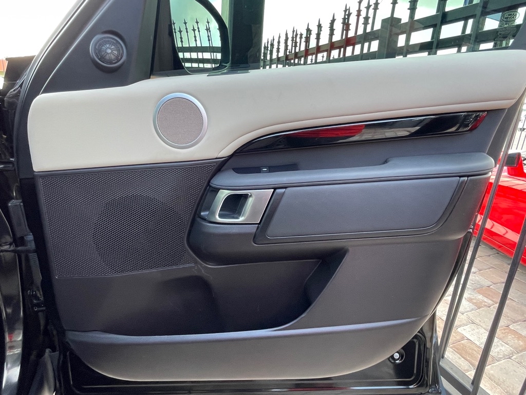 Photo 36 of this LAND ROVER DISCOVERY