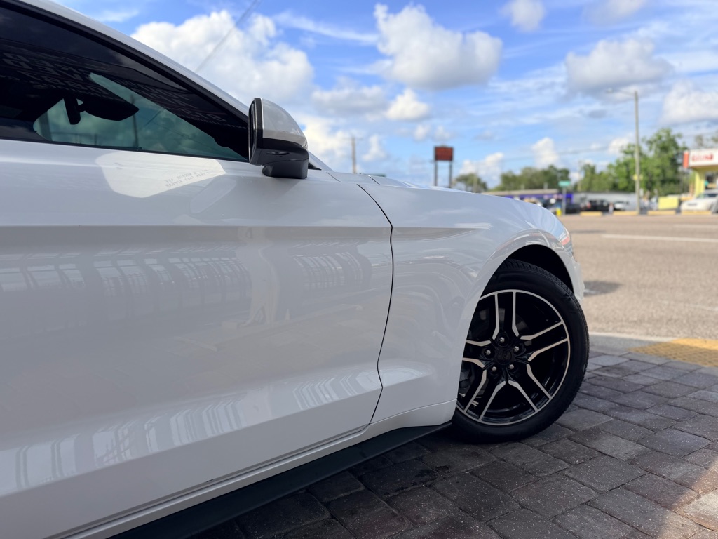 Photo 2 of this FORD MUSTANG PREMIUM