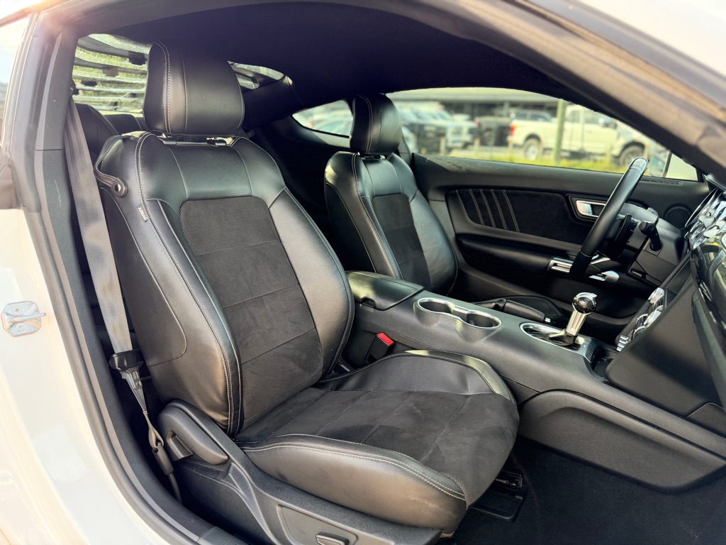 Photo 16 of this FORD MUSTANG PREMIUM