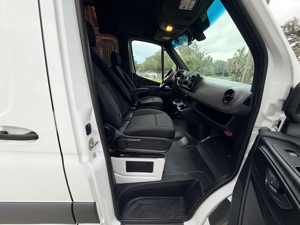 Photo 21 of this MERCEDES-BENZ SPRINTER