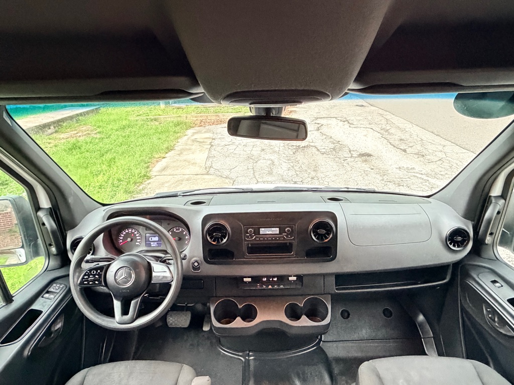 Photo 13 of this MERCEDES-BENZ SPRINTER