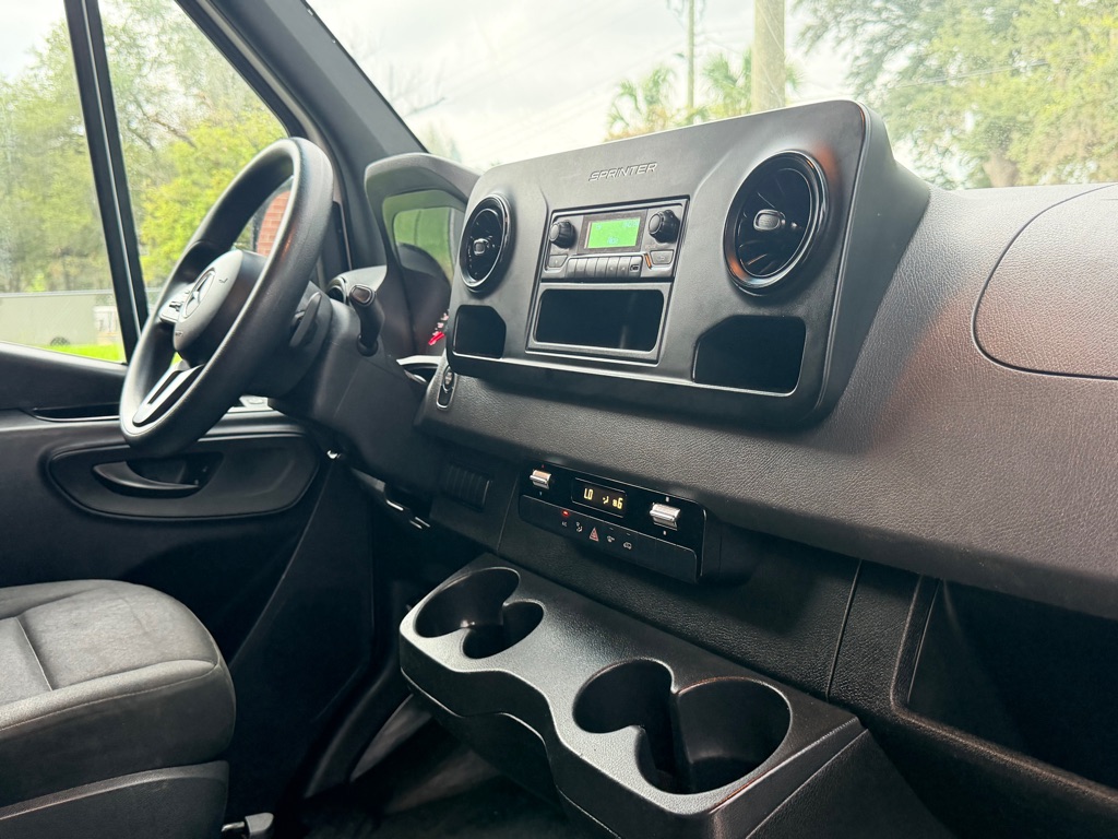 Photo 22 of this MERCEDES-BENZ SPRINTER