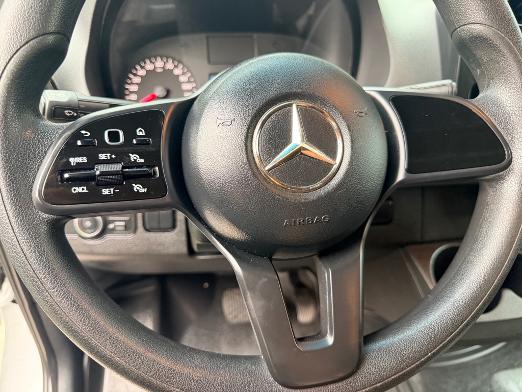 Photo 14 of this MERCEDES-BENZ SPRINTER