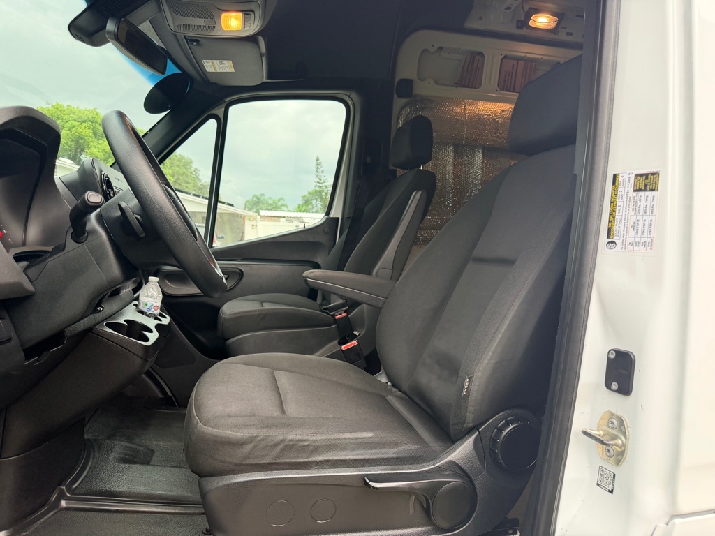 Photo 12 of this MERCEDES-BENZ SPRINTER