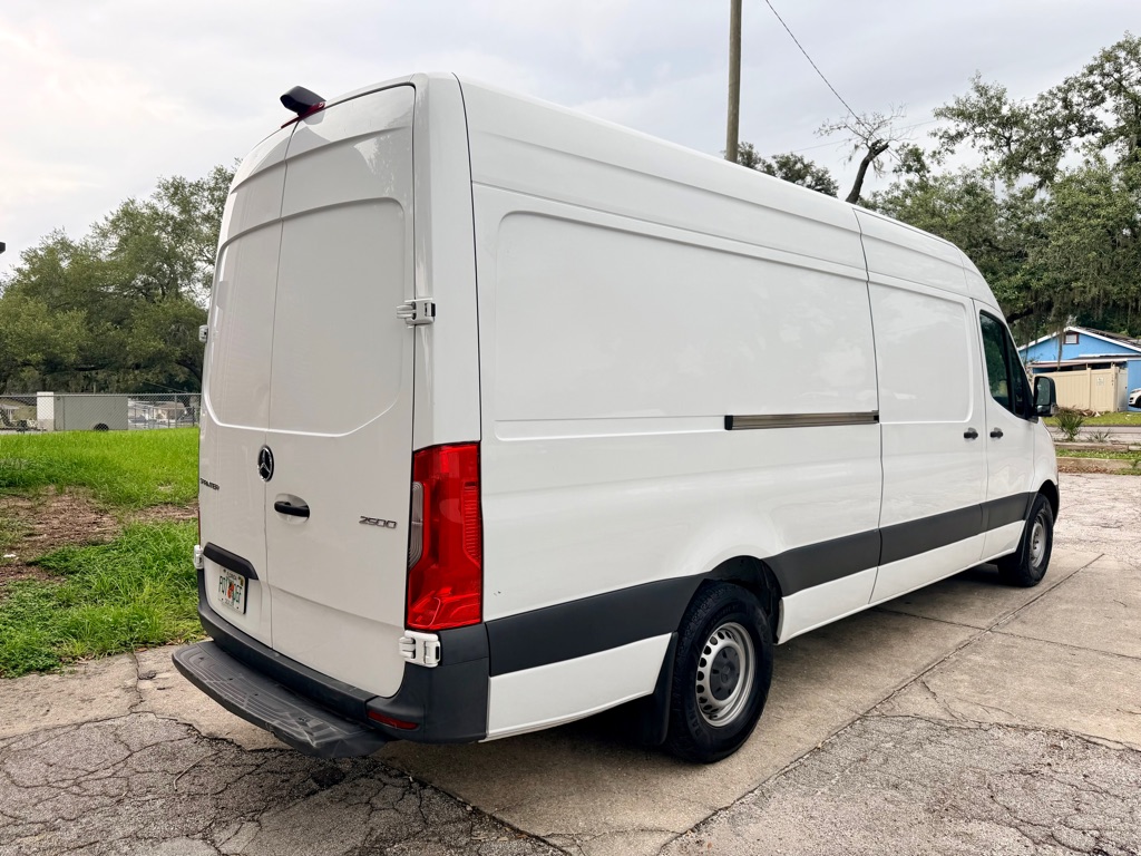 Photo 7 of this MERCEDES-BENZ SPRINTER