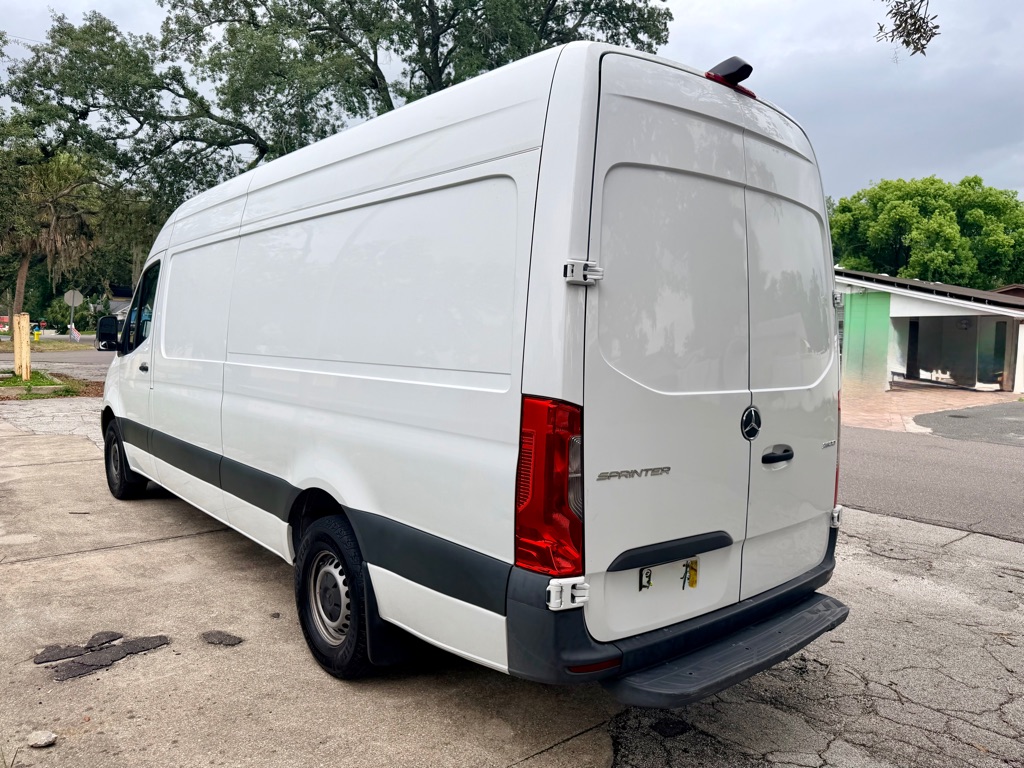 Photo 9 of this MERCEDES-BENZ SPRINTER