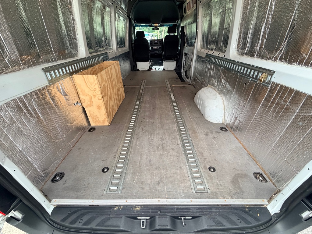 Photo 19 of this MERCEDES-BENZ SPRINTER