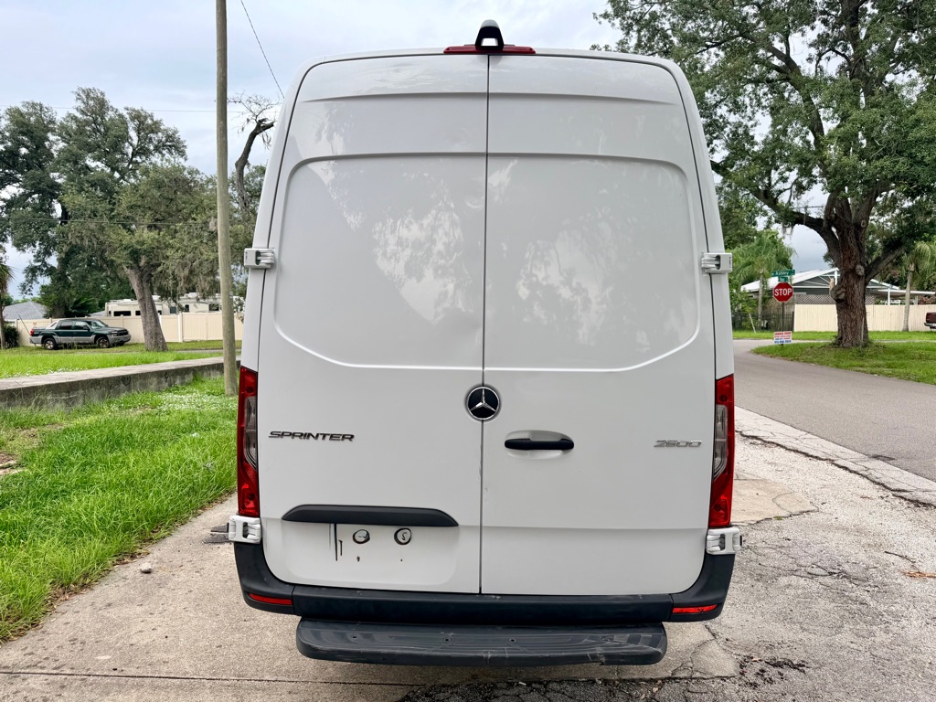 Photo 8 of this MERCEDES-BENZ SPRINTER