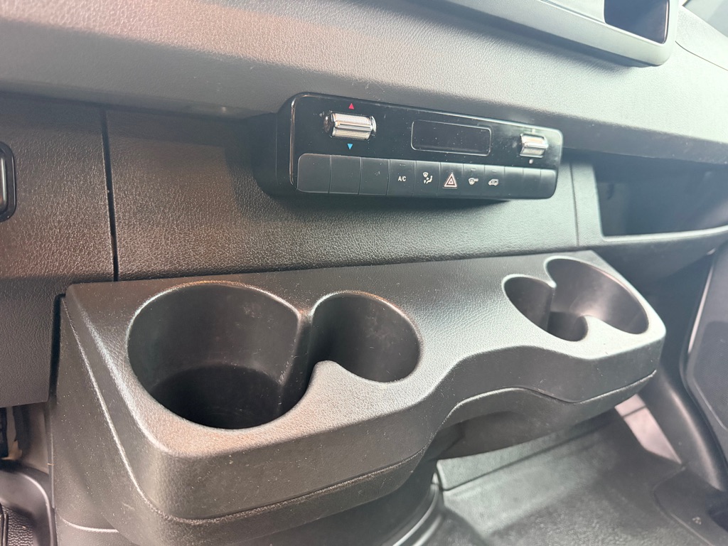 Photo 16 of this MERCEDES-BENZ SPRINTER