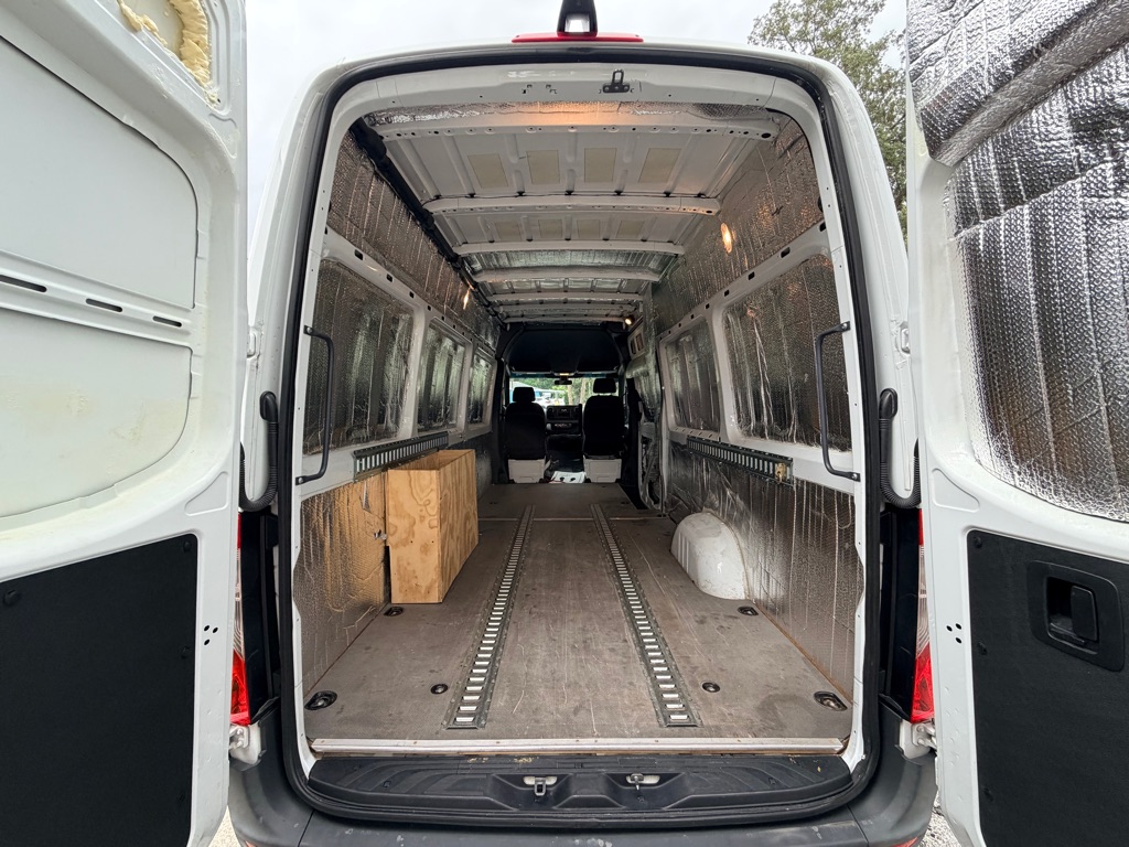 Photo 17 of this MERCEDES-BENZ SPRINTER