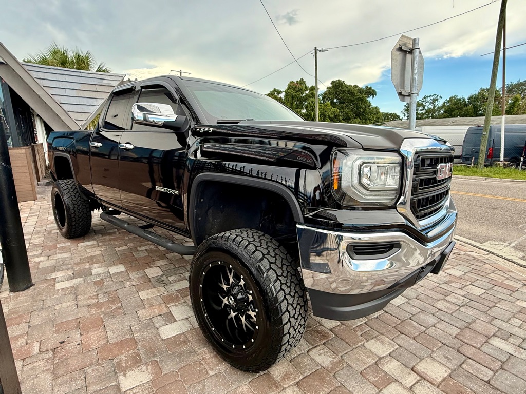Photo 2 of this GMC SIERRA SLT