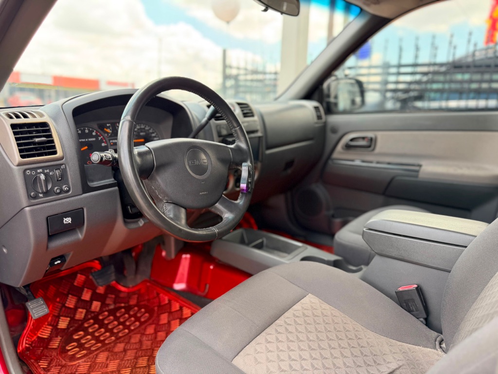 Photo 17 of this GMC CANYON