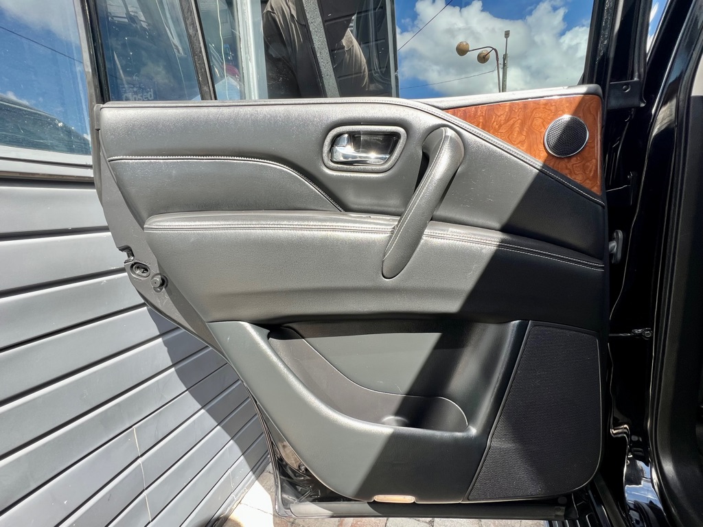 Photo 38 of this INFINITI QX80