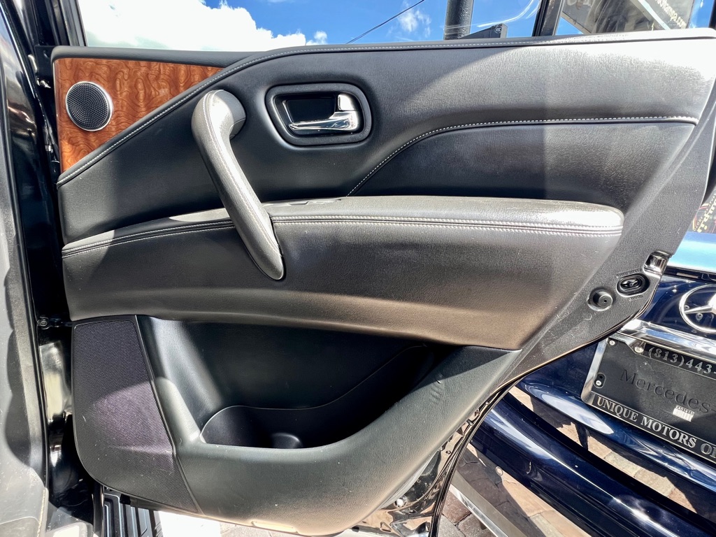 Photo 39 of this INFINITI QX80