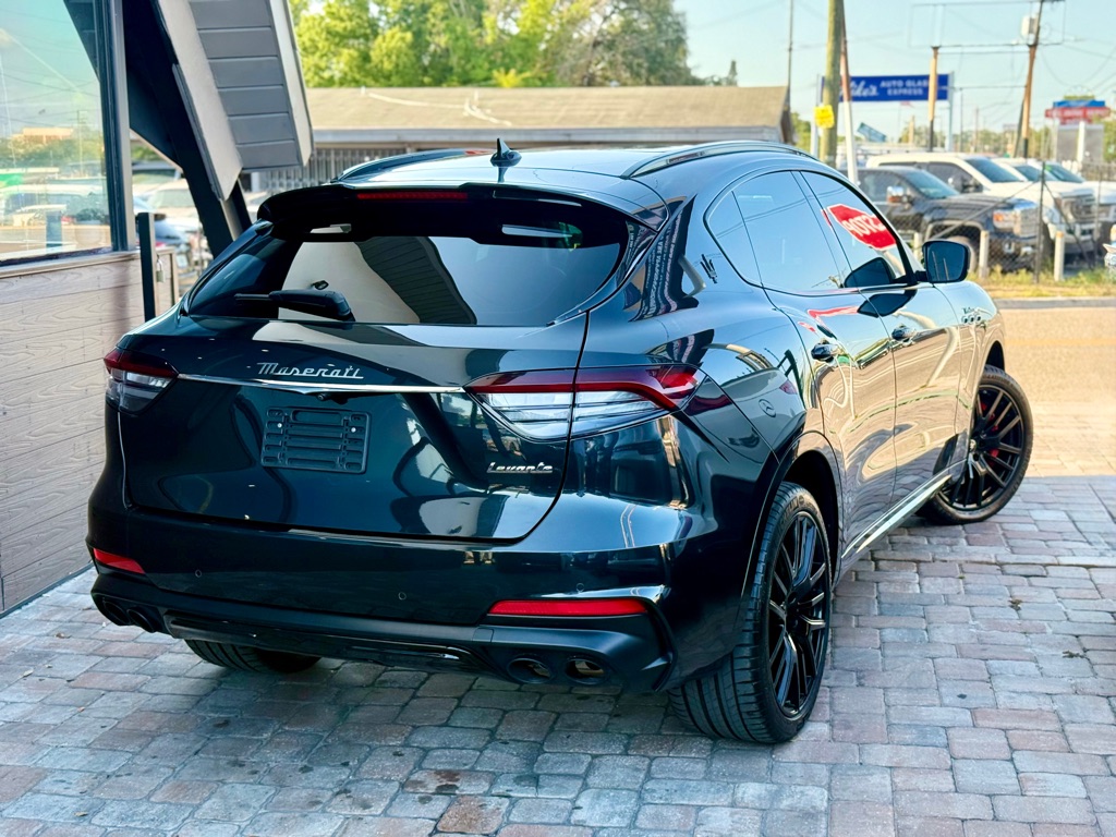 Photo 3 of this MASERATI LEVANTE