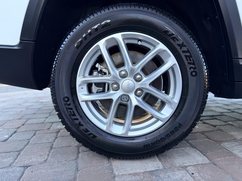 Photo 33 of this JEEP GRAND CHEROKEE